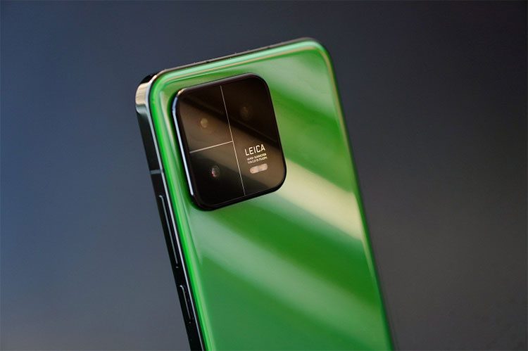 Флагман Xiaomi 13 в ярко-зелёной расцветке показали на живых фото
