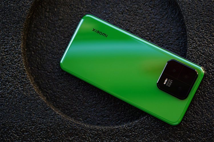 Флагман Xiaomi 13 в ярко-зелёной расцветке показали на живых фото